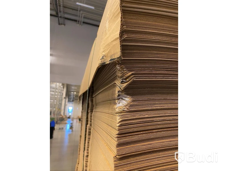 2 pallar med små kartonger i vitt "2 mobil vit" från KJ Papper, Ca 5200 kartonger per pall